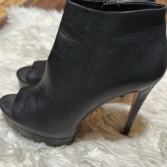 Black leather platform bootie.  Size 9. 6-in heel. - Picture 2 of 6